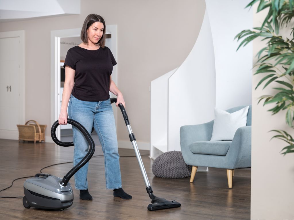 Støvsuger 650 W by ES Select on a hardwood floor in a contemporary living room.