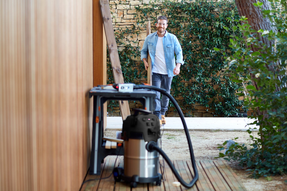 Wet and dry vacuum cleaner with floor nozzle by ES Multi with a stainless steel container.