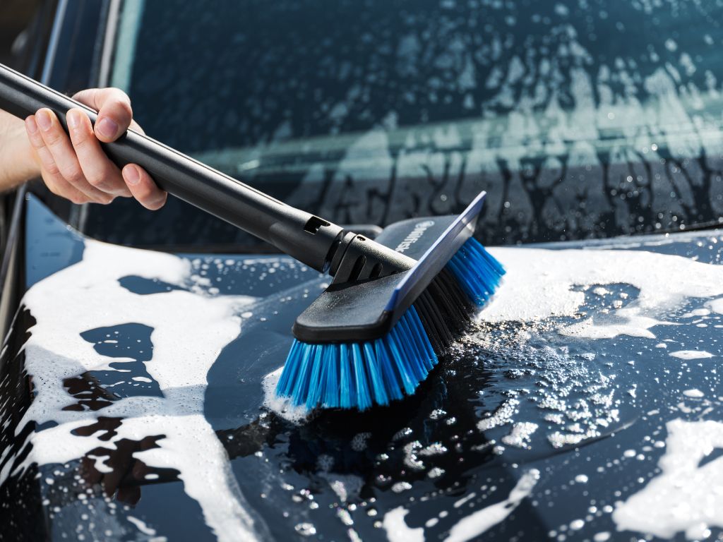 Car cleaning detergents for pressure washers by ES Rengøringsmidler being used on a wet car.