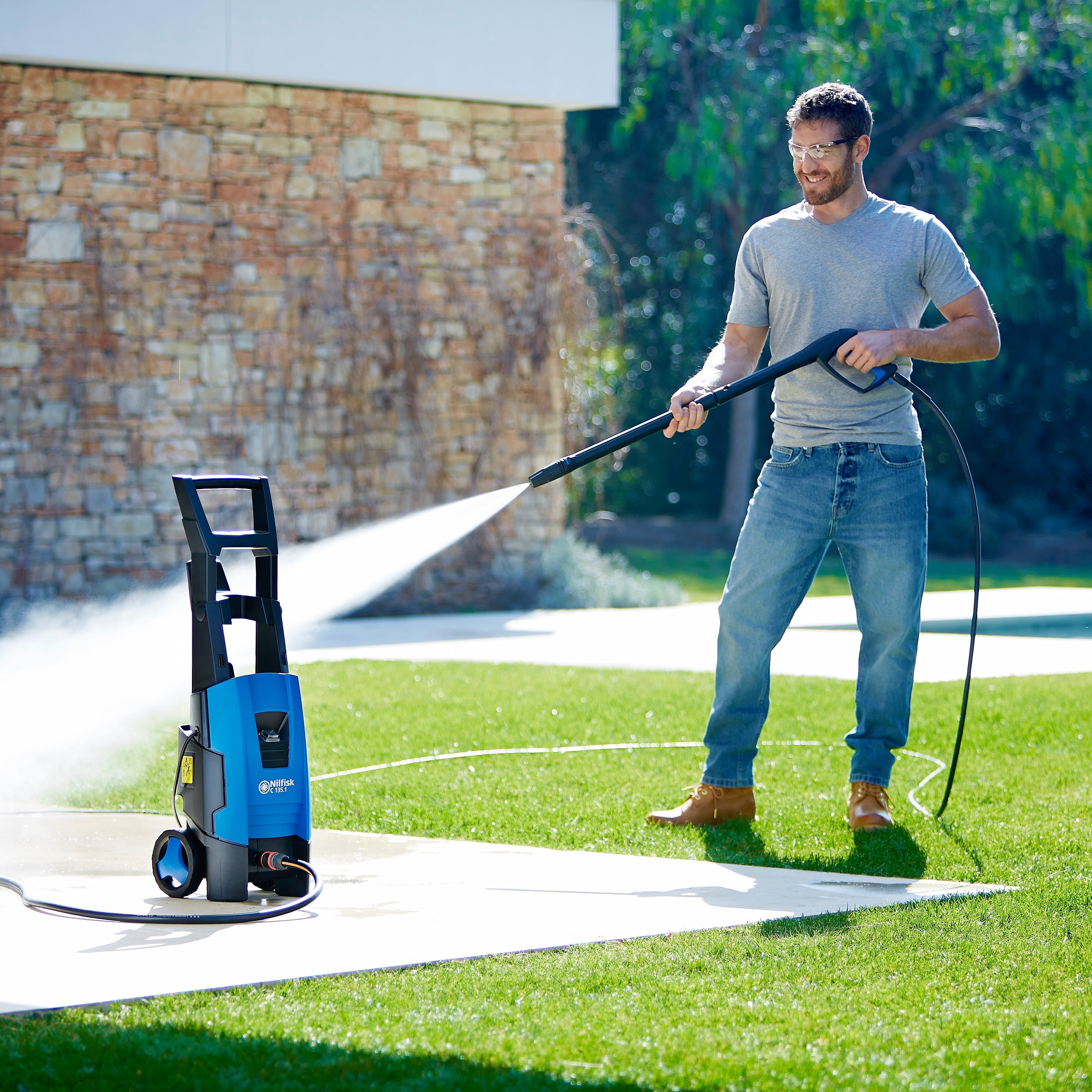 Højtryksrenser reservedel hose, nine meters, for ES, with a man using a matching pressure washer.