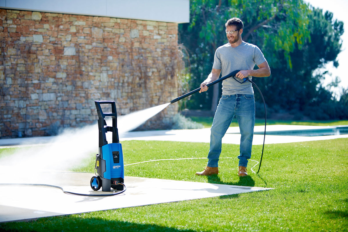 Højtryksrenser reservedel hose, nine meters, for ES, with a man using a matching pressure washer.