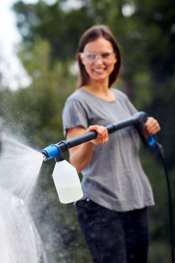 High pressure washer car wash kit for high pressure washers with soap dispenser bottle.