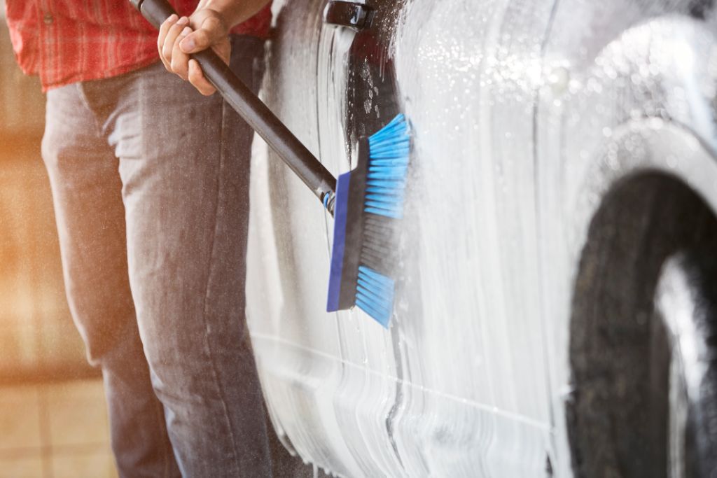 Car shampoo, 500 ml, for high-pressure washers, being used to wash a vehicle.