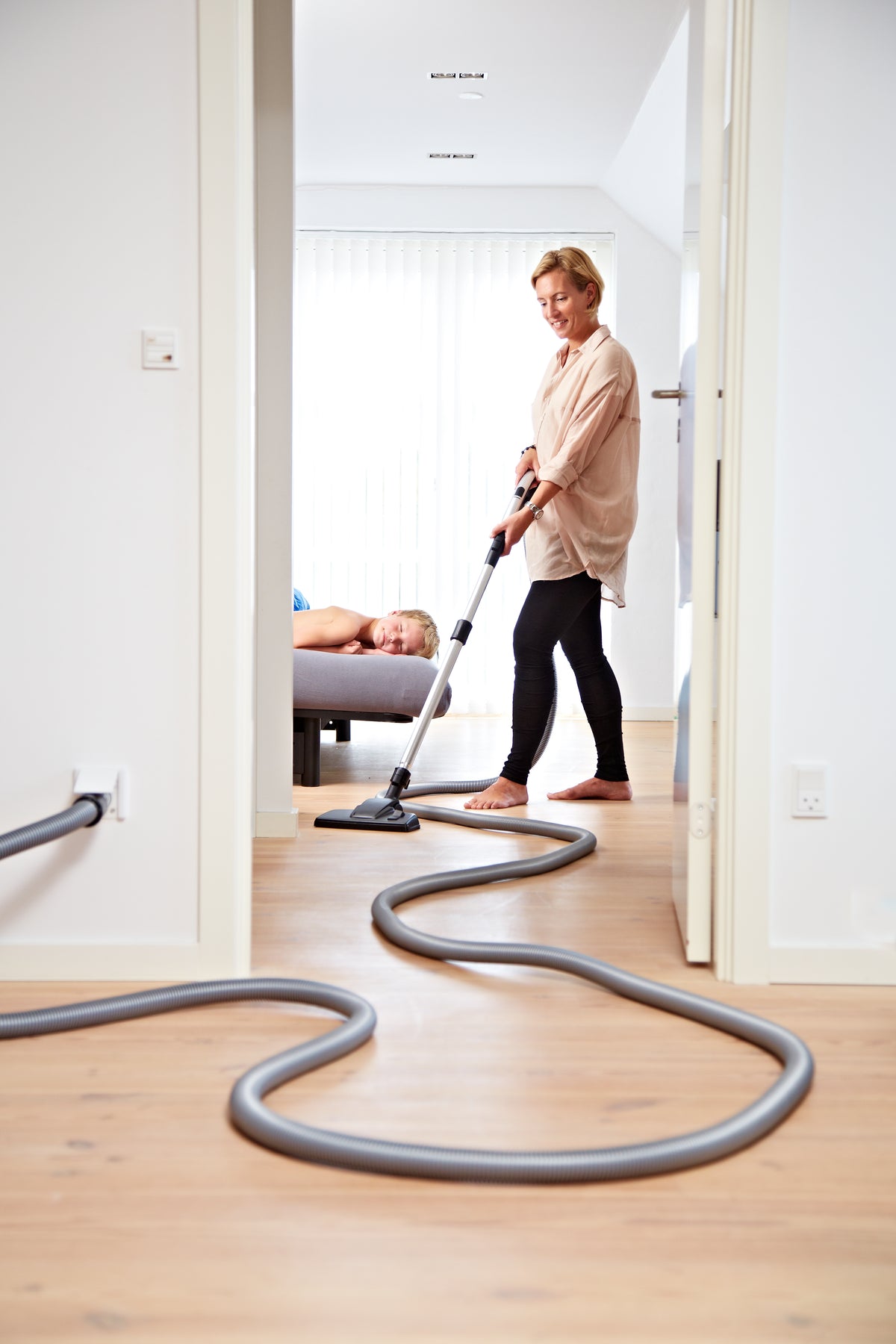 Støvsuger Performer DIY Alt-I-1 150/250 Wireless+, with a grey hose across a wooden floor.
