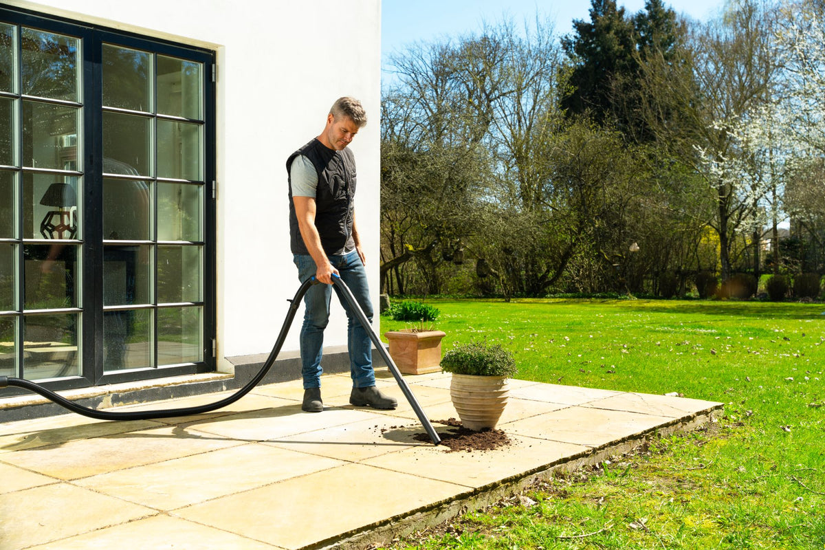 Nilfisk Multi I 8 - vacuuming potting soil