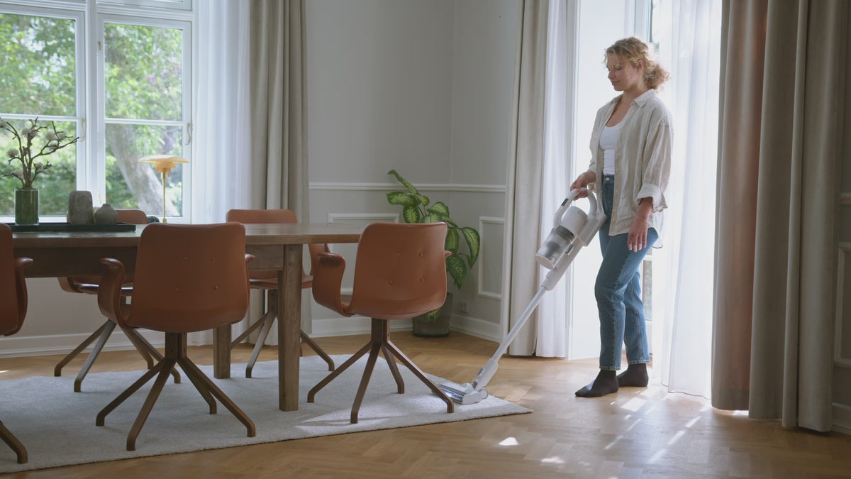 Load video: Nilfisk_Sommershoot_2023_Home_under_bord_gulvtæppe_Draft1.mov